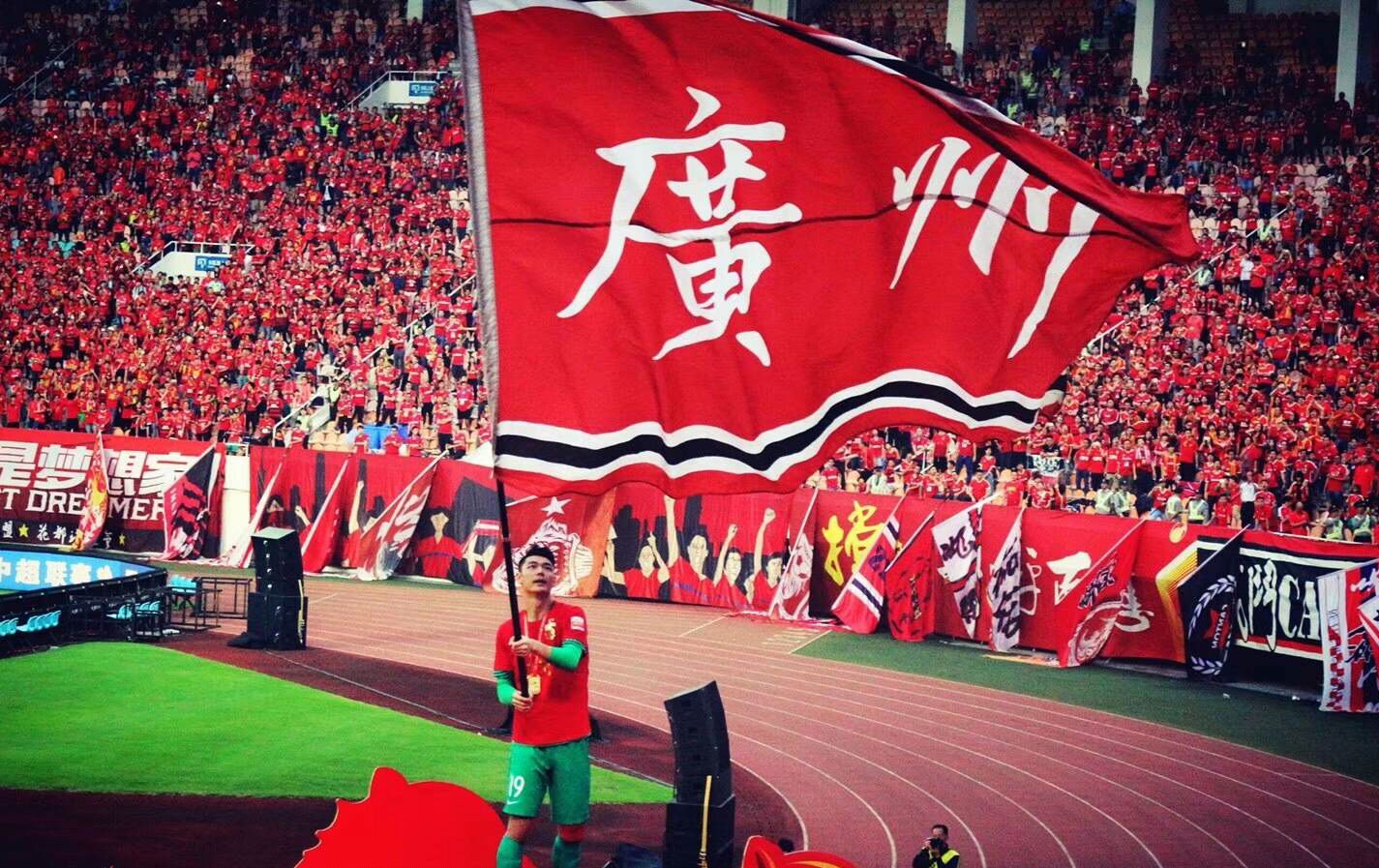 包含广州队再战胜天津球队，稳坐头名的词条